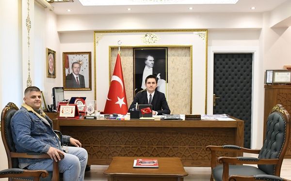 AK Parti Nusaybin İlçe Gençlik Kolları Üyesi Şeyhmus KUZU, Kaymakamımız Sayın Evren ÇAKIR'ı makamında ziyaret etti. 