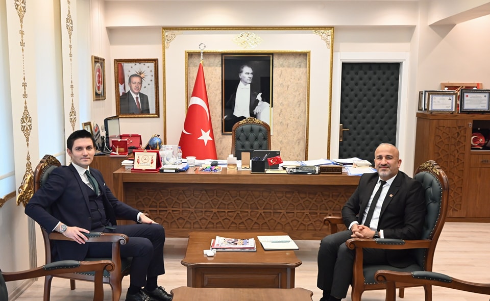 Kaymakamımız Sayın Evren ÇAKIR, Mardin Artuklu Üniversitesi Midyat Meslek Yüksekokulu Öğretim Görevlisi Süleyman ENGİN'i makamında ağırladı.