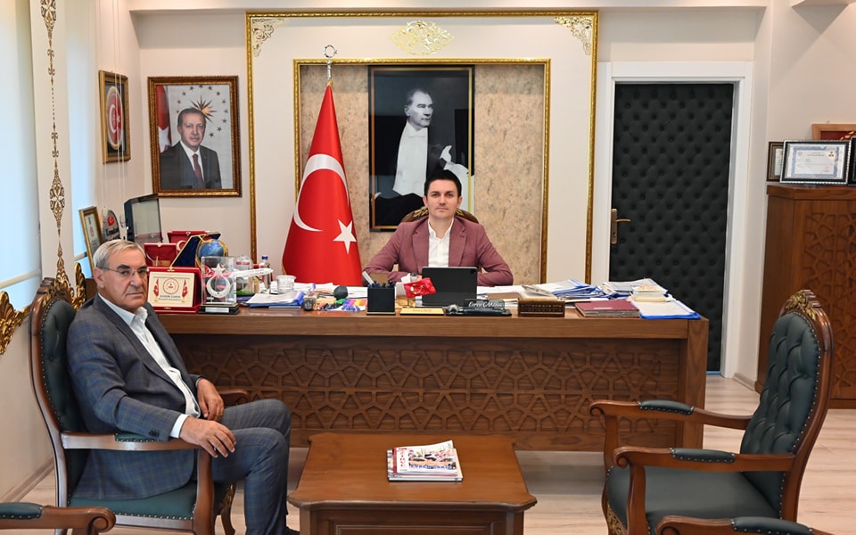 Kaymakamımız Sayın Evren ÇAKIR, Derikli hemşehrimiz iş insanı Abit ÇAKAR'ı makamında ağırladı.