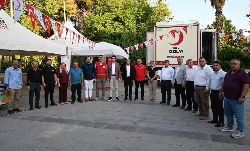 Kaymakamımız Sayın Evren ÇAKIR, "Birbirimize Candan Bağlıyız" sloganıyla ilçemiz Cumhuriyet Meydanı’nda kurulan kan bağışı standını ziyaret etti.