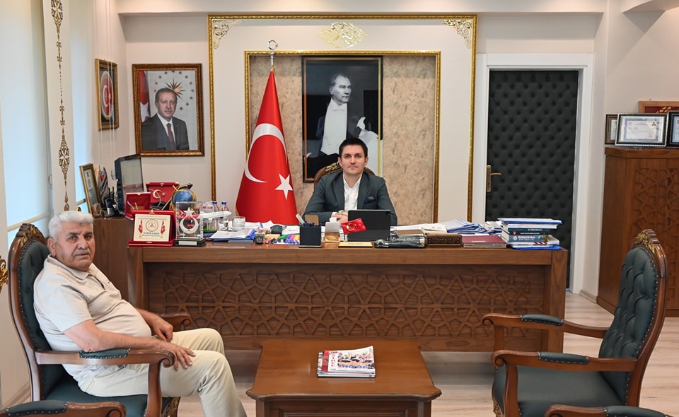 Kaymakamımız Sayın Evren ÇAKIR, Muhtarlar Dernek Başkanı Mehmet Latif ASLAN' ı makamında ağırladı.