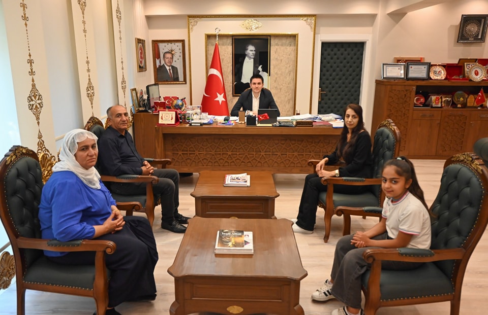 Kaymakamımız Sayın Evren ÇAKIR, Nusaybinli hemşehrimiz Mehmet Emin ÖGET ve değerli Ailesini makamında ağırladı.